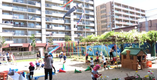 こいのぼりの下で…