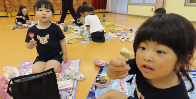 遊戯室でお弁当